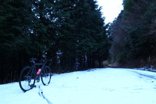 3.26 sunMorning ride.麓の雨は標高を上げるにつれて雪に変わる。今シーズン最後のSnow rideになるだろうか。♫この道の向こうに / 巨勢典子https://youtu.be/0