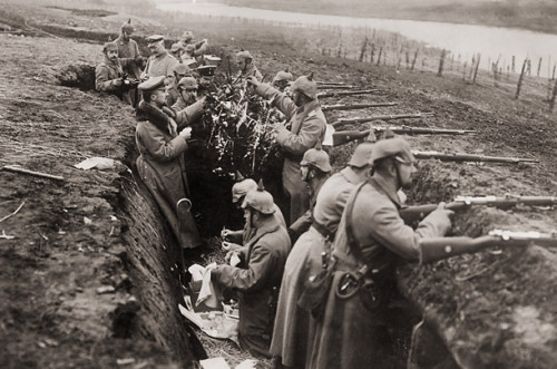 historicaltimes: German soldiers decorate a Christmas tree in the trenches, December 24th, 1914 via 