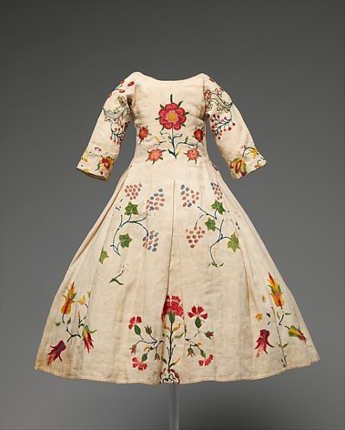 fuckyeahneedlework:mademoisellelapiquante:Dress for a young boy (with embroidery details) - Mid 18th