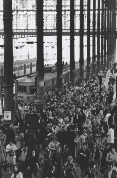 greeneyes55: Gare du Nord Paris 1971 Photo: Robert Doisneau  