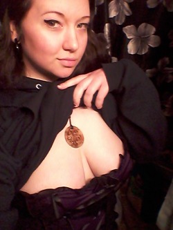 acidkittiegoddess:  Like what im wearing? Kept on what I was camming in ;) ♥♥♥