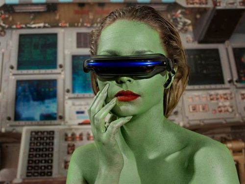 metalmagazine:  Mujeres alienígenas, referencias a Micky Mouse o La Pantera Rosa, performances varias, intervenciones en edificios y espacios públicos… Barcelona se llena de arte durante la quinta edición del Barcelona Gallery Weekend del 10 al 13