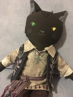 diddlysquash:diddlysquash:diddlysquash:I can’t draw very well and hated that I couldn’t draw my DnD character, a tabaxi cleric named Merry Thing, but then I remembered I’m pretty good with a needle and thread so I made herAll made by hand, hand