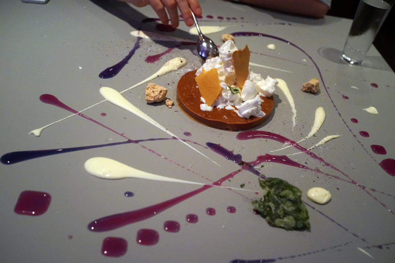 kathrynyu:  Highlights of dinner at Alinea: 1. Raw scallops on a bed of seaweed