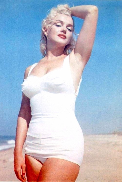 perfectlymarilynmonroe:  Marilyn photographed on the beach by Sam Shaw in Long Island,