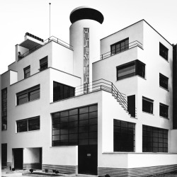 bauhaus-movement:  Villa des frères Martel