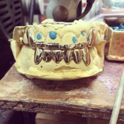 sinceremrmula:  😁 #grillz #gold #grills #goldteeth #mouthfullofgold #yellowgold #whitegold #sinceremrmula #quality #jewelry #diamonds #diamondteeth #yellowdiamonds #vampirelife #fangs #fanggang #fangz #girlswithgrillz #girlswithgrills #girlwithgrills