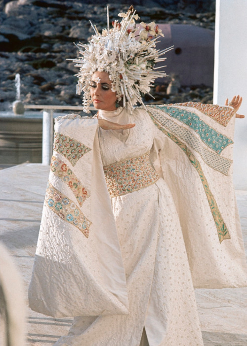  Elizabeth Taylor photographed by Gered Mankowitz on set of the film ‘Boom!’ in Sardinia, 1968. 