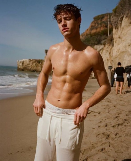 XXX boytrappedinthcloset:  Cameron Dallas in photo