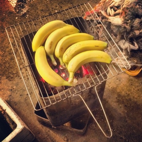 seouleats:  Bananas on a grill at the fish market. #korea #koreanfood #koreanbbq #kpop #koreatour #jeonju #busan #seoul #kimchi #bibimbap #foodtour #travel #foodie #wanderlust #foodporn #love #instagood #beautiful #food (at 노량진수산시장 / Noryangjin