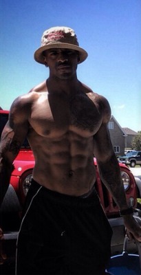 zachmuscle:  #BlackBeauty zachmuscle@yahoo
