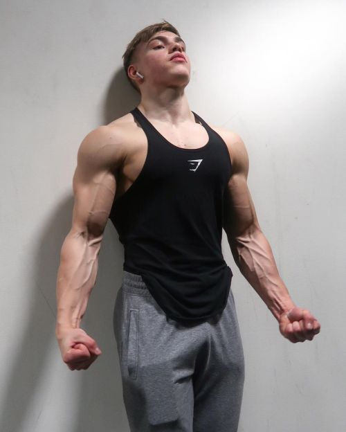 musclecomposition:  Bodybuilder Oliver Forslin