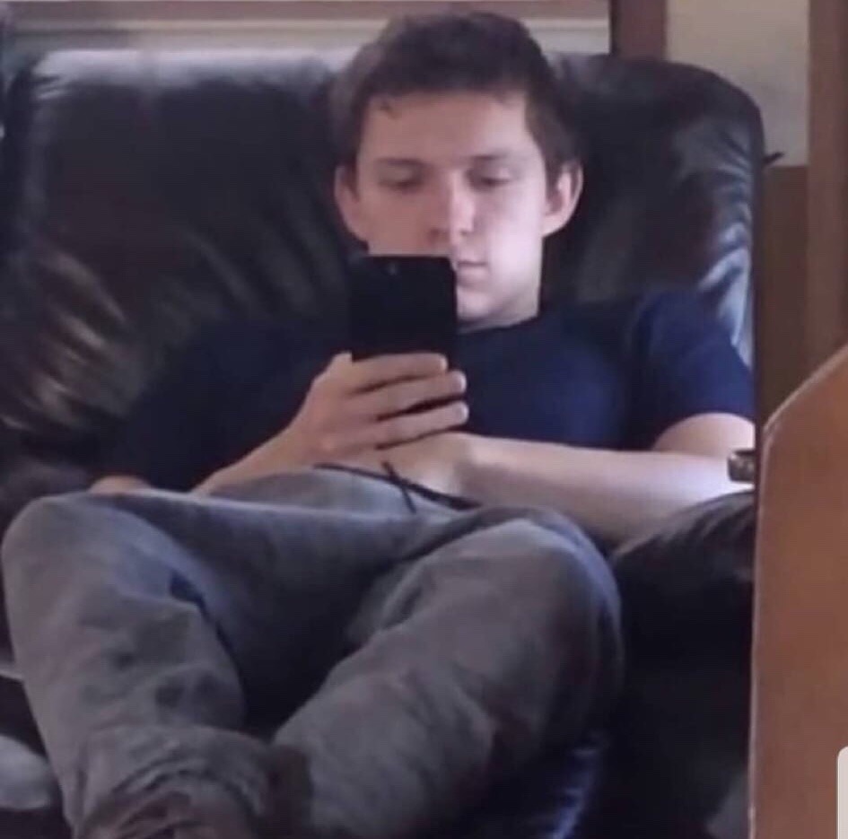 de:BRIEFED — Celebrity Bulges: Tom Holland with his hands down...