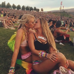 eflobot: kinky-lil-kiitten:  👾💟  I want a rave bestie to kiss at festies! ✨😘💕👑 