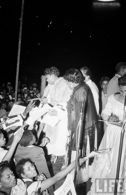 Sister Rosetta Tharpe signing autographs at a concert(Michael Rougier. 1950)