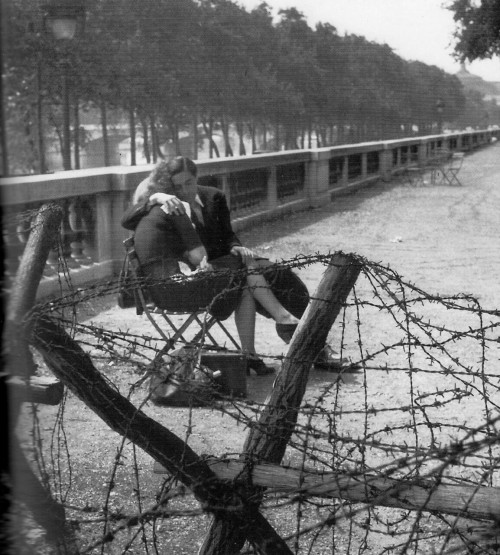 bowlersandhighcollars:Lovers in occupied Paris. 1940.Robert Doisneau.