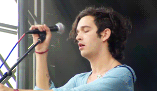 mattys-thigh-gap:  talktomatty75:  fckyhthe1975:   (｡◕‿◕｡)  The Hair flip im dead  the way it falls.. angelic 