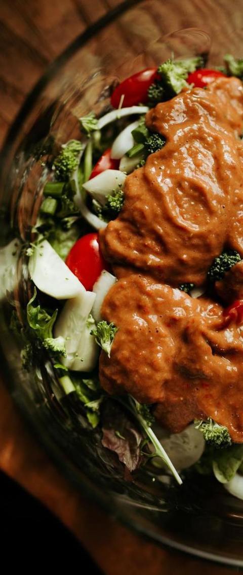 Keto Chicken Curry With Onions, Tomatoes And Broccoli