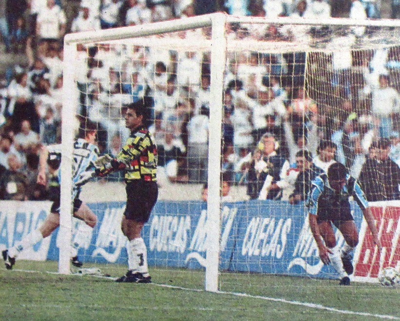 Brasileirão 1995 - Grêmio 1x0 Sport - Vagner Mancini comemora o gol marcado por JardelPúblico: 9.046 (5.802 pagantes) Foto: Ricardo Chaves (Zero Hora)