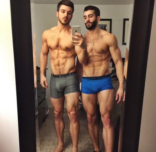 jack-hoff:romancingthelookyloos:Anyone have an ID on these two?  