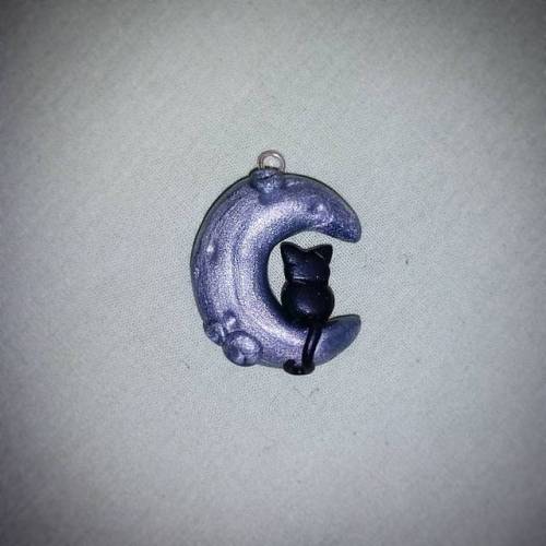 Tiny kitty crescent charm 😺🌙 #polymerclay #mooncharm #crescent #blackcat