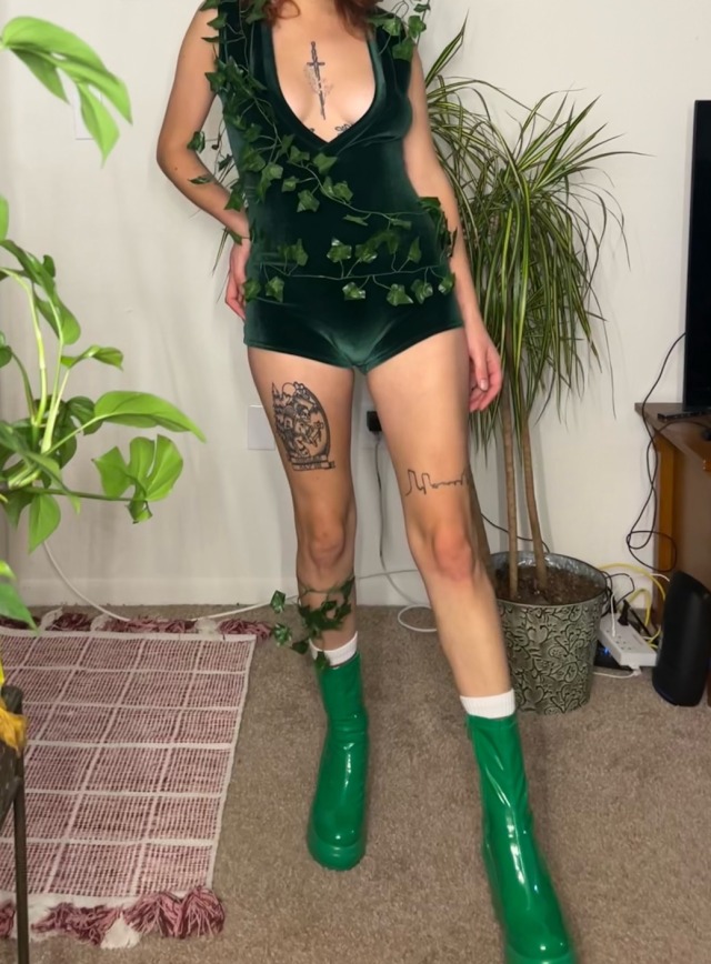 this will probably not stay up forever bc my face but a little poison Ivy costume I quickly put together for 