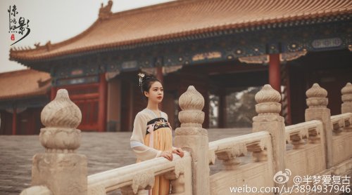 xxxshakespearexxx: 半梦爱复古 Traditional Chinese Hanfu - Type: Chest-high Ruqun/襦裙 from 芥子记.