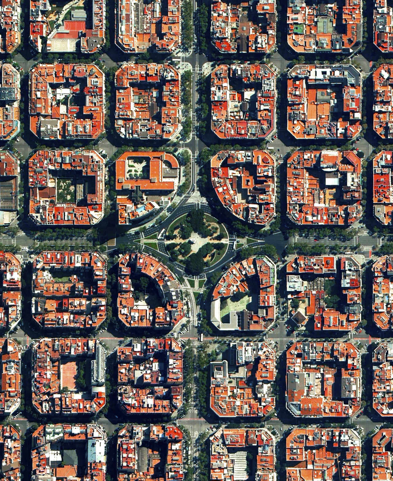 Plaça de Tetuan is a major square located in the Eixample district of Barcelona, Spain. The area characterized by its strict grid pattern, octagonal intersections, and apartments with communal courtyards.
41.394921°N 2.175507°E
Instagram:...