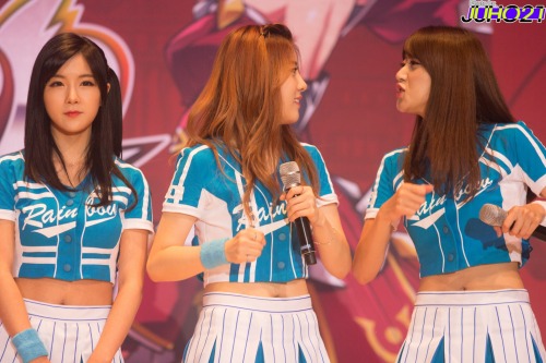 visualglow:08/03 No Eul & Seung A fantaken @ Elsword Showcase by Juho21