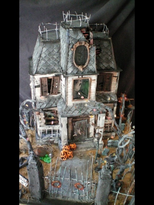 sacre-phantasm:Haunted doll houses. Awesome!A lovely collection of other miniature haunts.