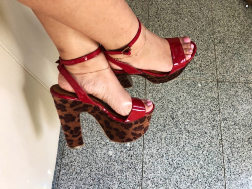 Cute Size 6.5 asian feet. FOLLOW HER and tell her she should start a foot modeling page!www.