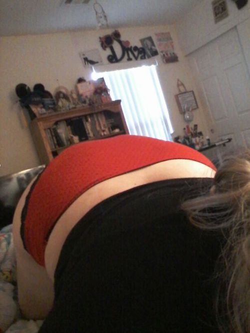a-god-awful-small-affair:  V obsessed with my butt 💖😀