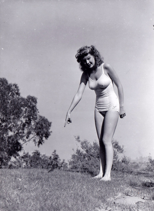 damsellover:  Rosemary La Planche demonstrating her headstand ability, 1942 