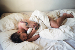 2hot2bstr8:  hottie that doesn’t wanna get out of bed♥  Omg i would lay next to him all day long.