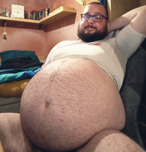 fatlazypanda:    I’m pretty full…..but I guess I could grab one more bite.Why not.  