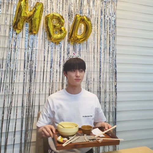 [INSTAGRAM] @glorypath update with Minhyun: 루브르박물관에서 황민현조각상 찾고있대요미녀미녀 황미녀 생일축하하고 항상 건강하고 행복하자 따랑효 최고