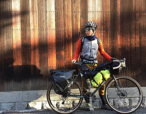 kinkicycle:岡山県、美観地区に到着。 綺麗な木製の壁を見つけました。 時間がギリギリですぐに出発することに。 旅？どこ行くの？と、いろんな方に話しかけられました。 #年末大冒険2015 by