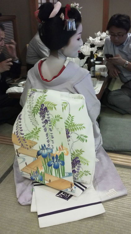 geisha-kai:May 2015: maiko Katsutomo with seasonal obi - wisterias and irises with a bridge (SOURCE)
