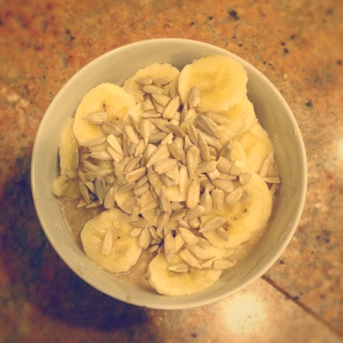 Shhhnaaaakk. Oatmeal, nanas, and sunflower seeds! :)