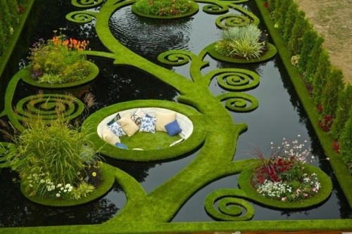 ornamatique:Sunken alcove in the garden