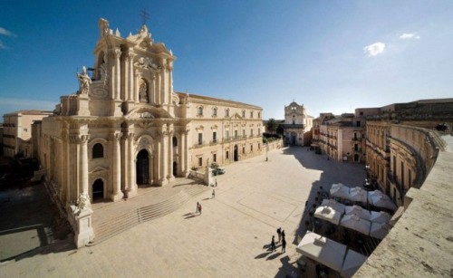 The two souls of Ortigia’s Piazza Duomo.(via italian ways)