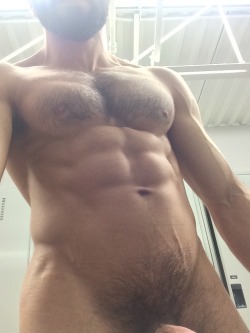 Growingjock:  Changeroom Selfie - Not Much Progress On The Core / Delts 