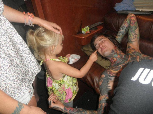 the-gurl-in-abeanie:  piercethe-whale:  tonymyturtle:  musicismywilltolive:  I’m dead…  oh my god  :c  Awww 