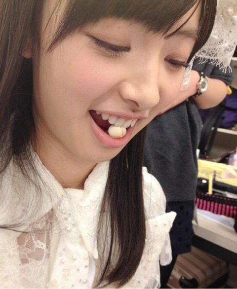34nancha:  01.07 #川栄李奈 ☆2013年。今までとは全く違う？とゆうか全く想像のできなかった、私の目標をみつけました！でも、まだ言いません。きっと「えっ。川栄が！？」と言われるから。だから、この一年頑張ります。たくさんたくさん勉強します。よし。決めた！さぁ。レポートやりましょ。明日は2013年！初チームＡ公演！楽しみやぁぁぁ♪♪写メは、「たまごボーロだよ！」と言って口に入れたら食べてくれた。とむちゃん☆本当は「おふ」ですｗｗまた明日更新します～！ばいちゃんっっ＼(^o^)／