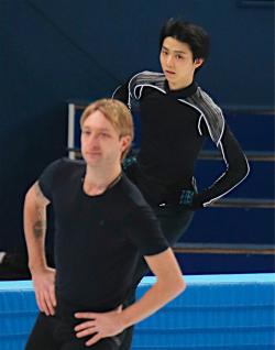 nasucha:  Evgeni Plushenko, Yuzuru Hanyu (羽生とプルシェンコが練習 - メガピクチャー - goo ニュースから) 