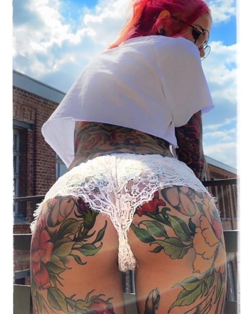 White lace and lot‘s of ink ❤️ Thank you, Rafaela! @rshoe_dshoe ❤️#whataview #lacepanties #bootylove