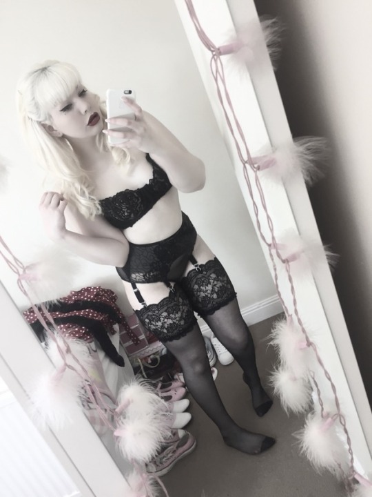 brat-grrl2:  like a bad girl should 