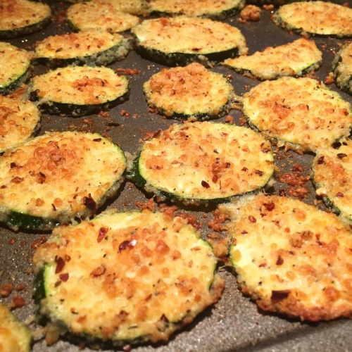 Zucchini chips! (I think that emoji is a cucumber! Lol)… . . . #lowcarb #ketoweightloss #keto