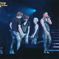 lickjoe:  i thought ricky’s going to slap niel’s down there as well;;; 