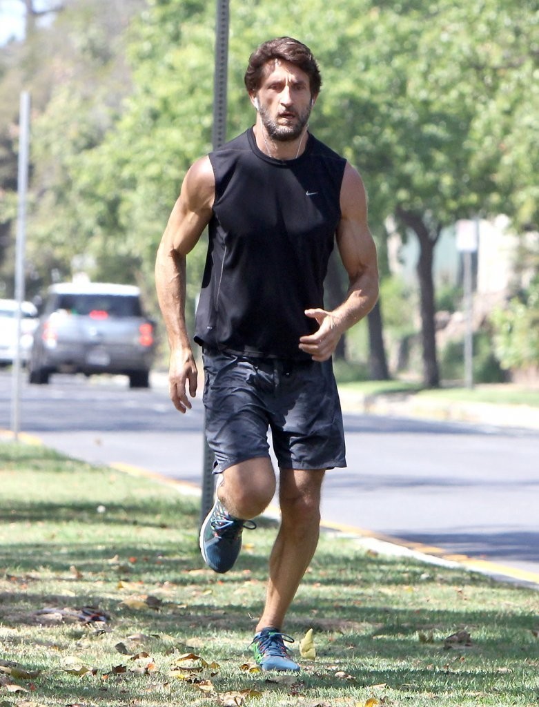 starringroles:  Jonathan Lapaglia candids 2